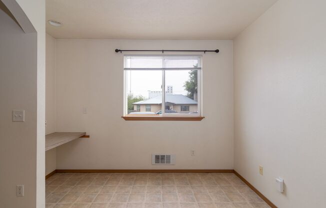 2 beds, 2 baths, $1,195, Unit 712 3rd Street