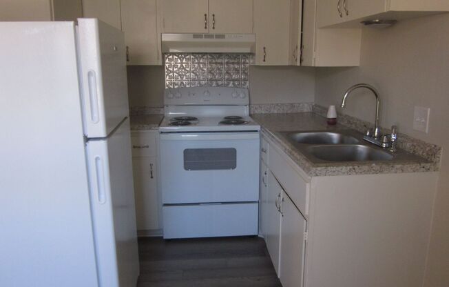 1 bed, 1 bath, 585 sqft, $595, Unit 13