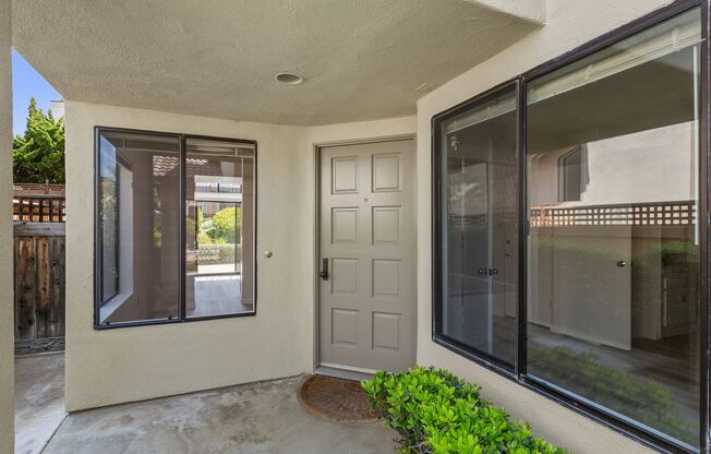 Spacious townhouse with private yard and garage. Near USD and Fashion Valley