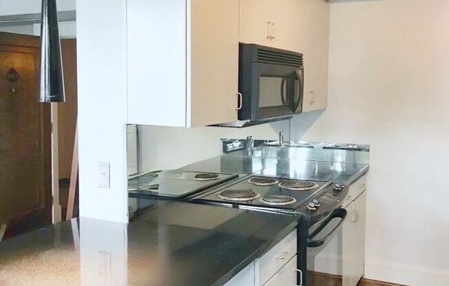 Historic Highland Plaza Efficiency / Studio Apartment!