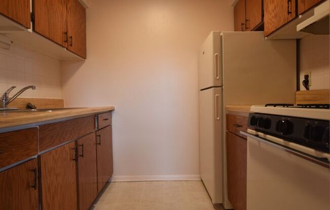 1 bed, 1 bath, 454 sqft, $1,275, Unit R-31
