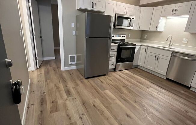 2 beds, 1 bath, 727 sqft, $1,695, Unit 24