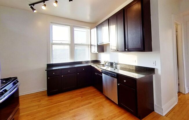 2 beds, 1 bath, $1,925, Unit 1721-3