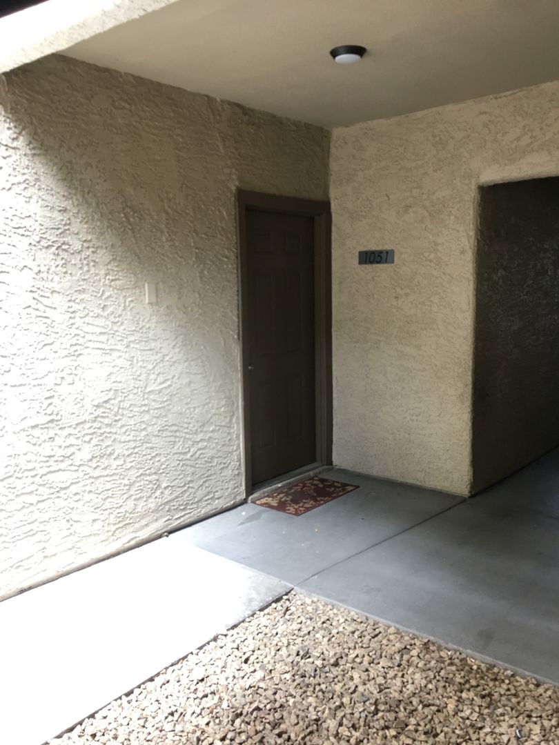 Beautiful 1 Bedroom 1 Bath Condo in Guard Gated Community!!