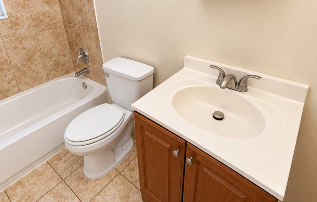 1 bed, 1 bath, 530 sqft, $950, Unit Skyway Unit 8 > SAK