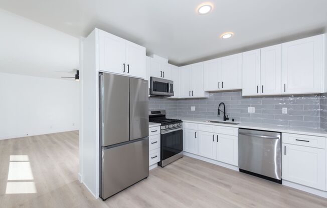 2 WEEKS FREE !!!!!! Beautifully Renovated 2 Bed 1 Bath in North Park!