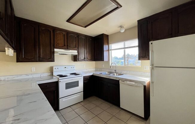 2 beds, 1.5 baths, $2,550, Unit 2040