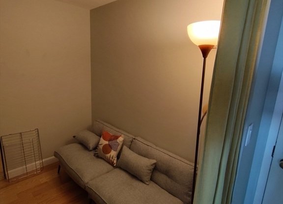 1 bed, 1 bath, 975 sqft, $2,800, Unit 9