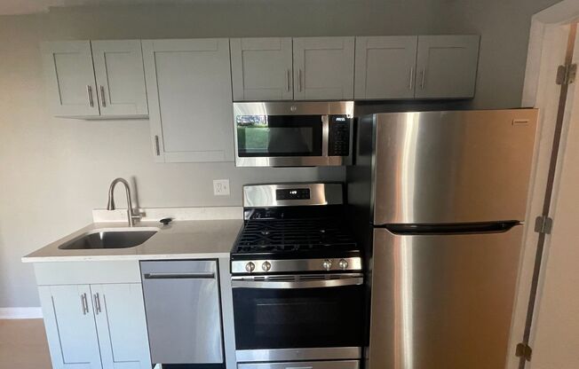 3 beds, 1 bath, $2,300, Unit 102