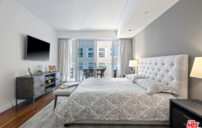 1 bed, 2 baths, 1,270 sqft, $5,700, Unit 5J