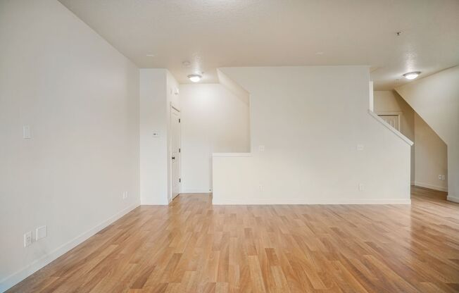 2/2.5 bth Townhome + Attached Garage + A/C + W/D + Balcony