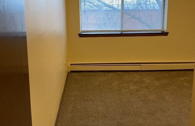 1 bed, 1 bath, 700 sqft, $899, Unit Custer-307