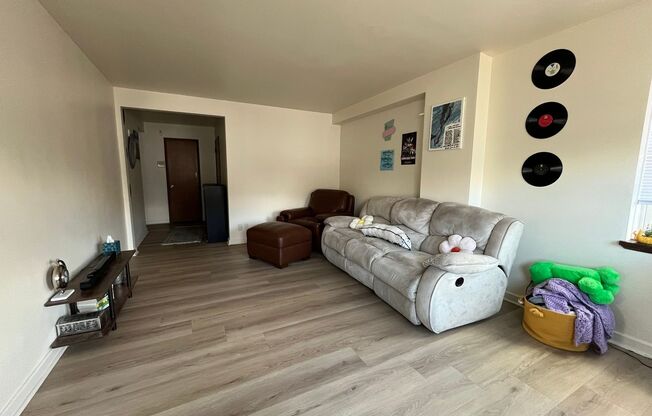 2 beds, 1 bath, $1,195, Unit 11
