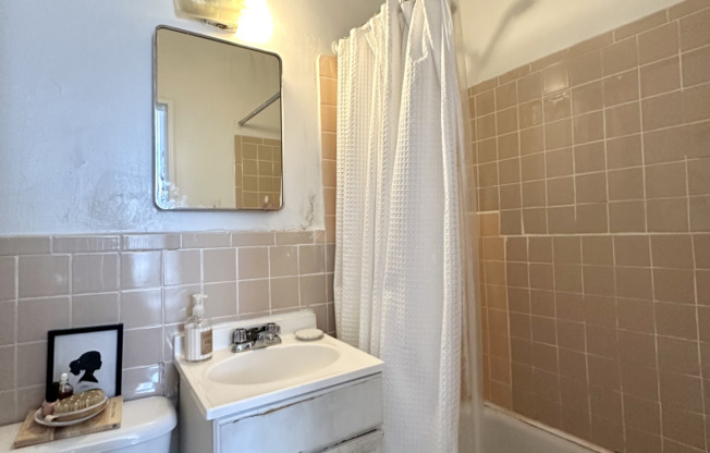 Studio, 1 bath, $2,100, Unit 5E