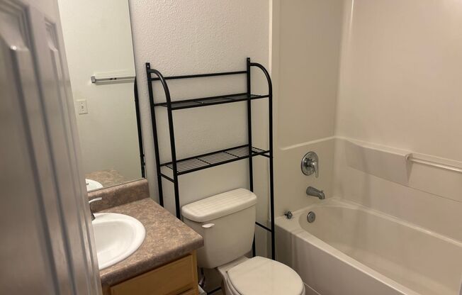 4 beds, 4 baths, $2,400, Unit UNIT 422