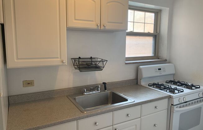 2 beds, 1 bath, $1,750, Unit 309C