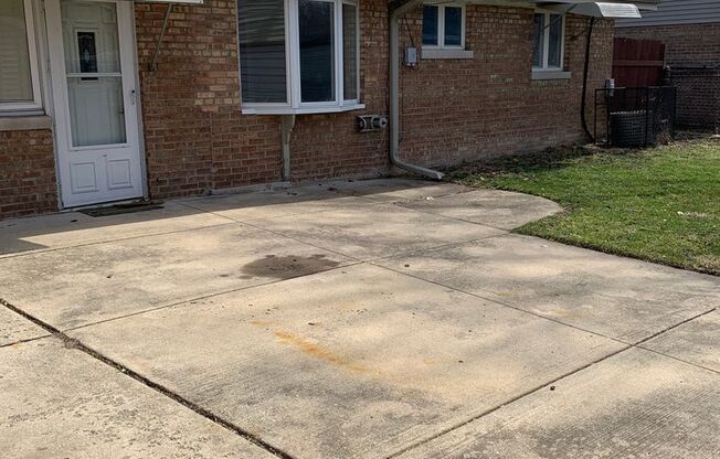 Two bedroom Ranch Style home in Lansing, IL AVAILABLE NOW !!