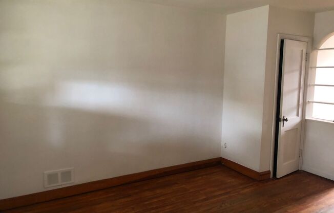 The Perfect 2 Bed / 1 Bath Townhouse 5 mins from Baltimore City in Morrell Park