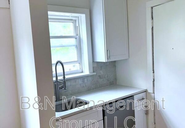 1065 W DAKIN