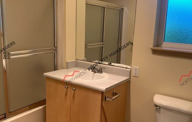 2 beds, 1 bath, 741 sqft, $1,395, Unit B201