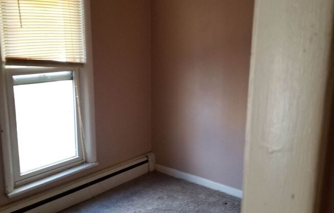 1 bed, 1 bath, $700, Unit Apt 6