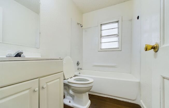 2 beds, 1 bath, 747 sqft, $700