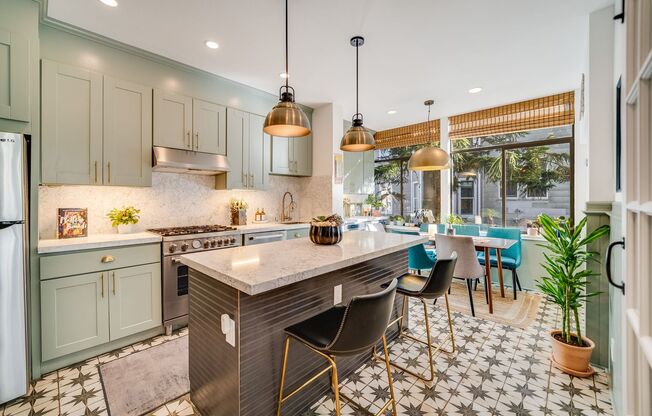 Cole Valley/Ashbury Heights: Remodeled Flat with Luxury Finishes, W/D In-Unit, Shared Yard, Parking & Storage
