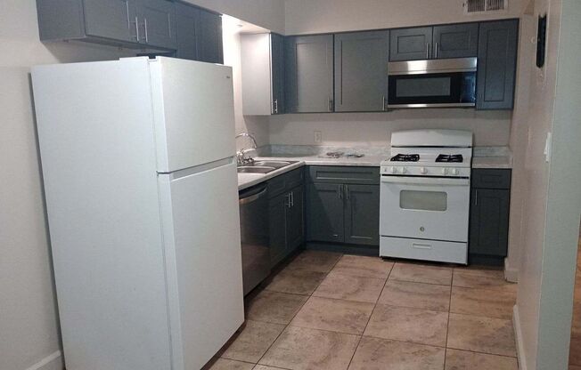 2 beds, 1 bath, $730, Unit 1126 E 9th St Apt 56