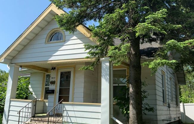 Duluth, MN. 4 bedroom - 1 bath - 1 off street parking - Single Family Home.