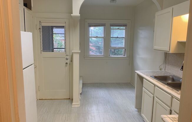 1 bed, 1 bath, 1,100 sqft, $2,250, Unit 3331 E Marion St.