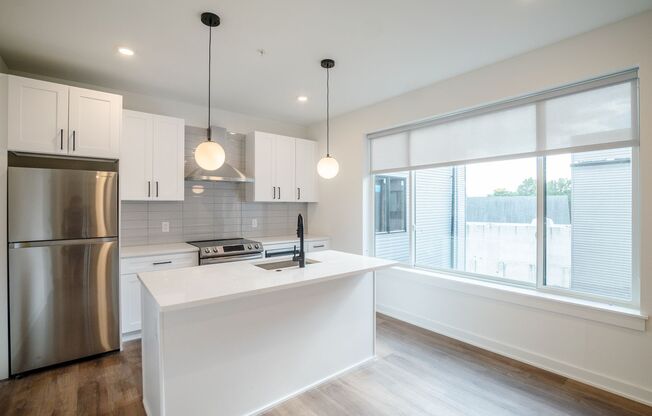 2 beds, 2 baths, 895 sqft, $1,875, Unit 201