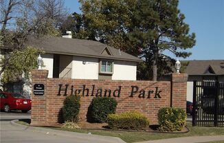 3 bed upstairs condo in Norman, community pool and plenty of parking!