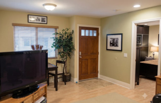 Jade Coast Gem 1bd 1ba Upper Condo Unit
