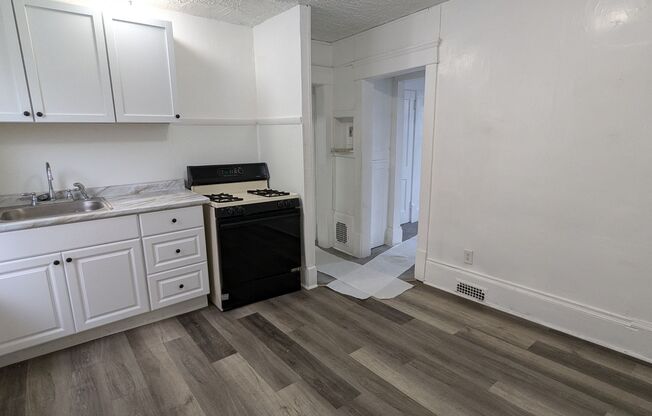 1 bed, 1 bath, $700, Unit 3