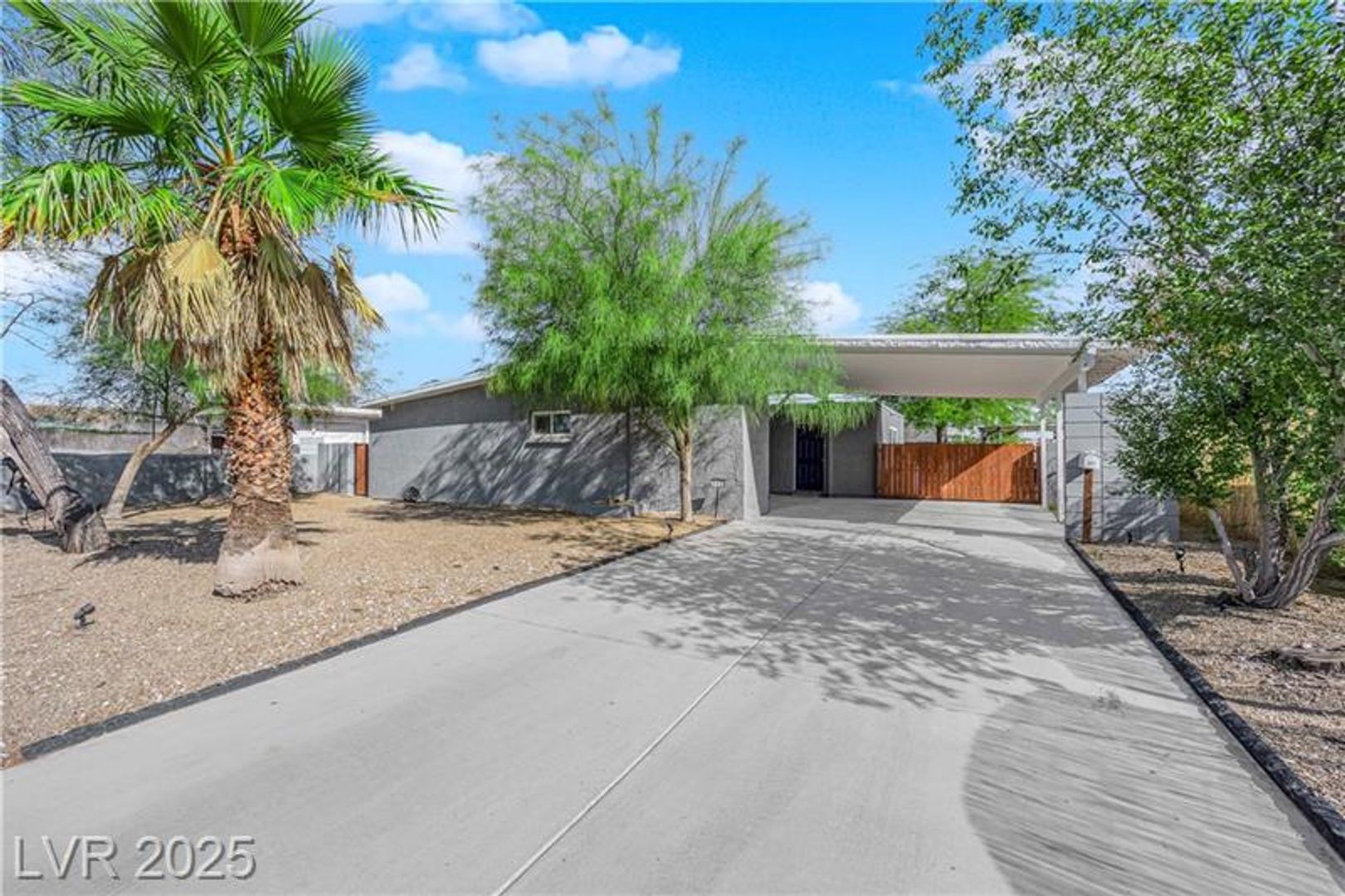 A Must See!! 5 bedroom 3.5 Bathroom home in Paradise