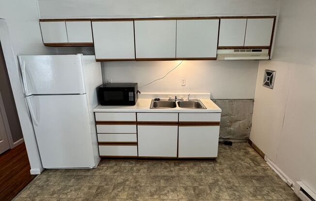 3 bedroom house on quiet dead end! All electric, Cental Ac, hardwoods and Laundry provided!