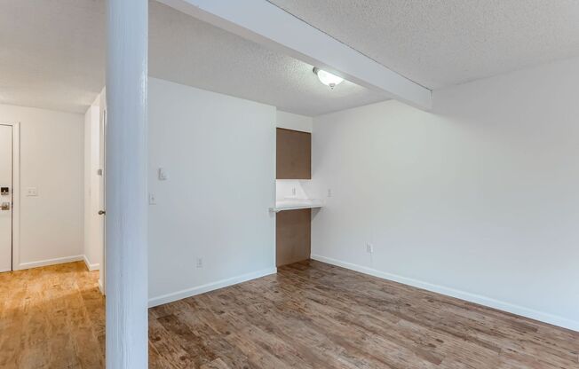 8389-8397 Redmond