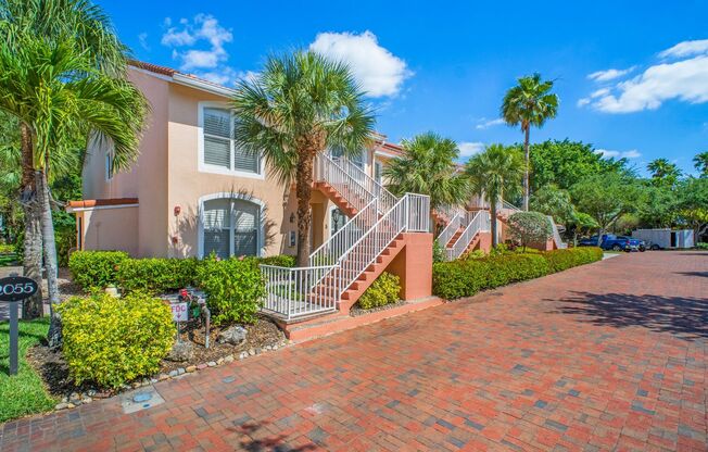 Desirable 2 beds 2 baths condo with garage in Naples