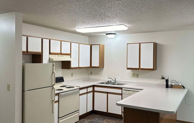 2 beds, 2 baths, $1,075, Unit 1704-205