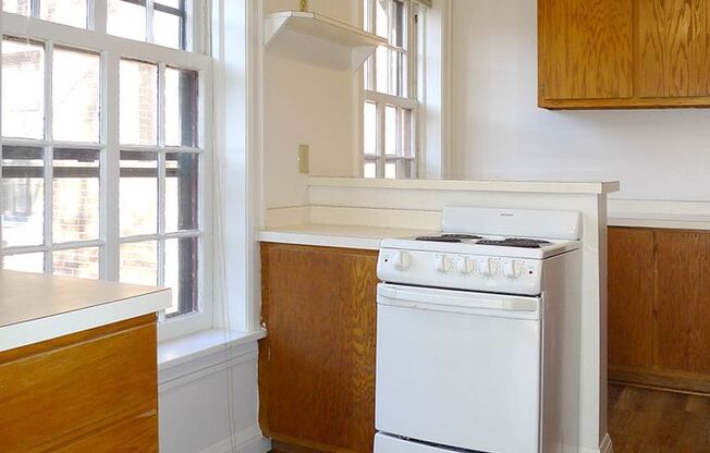 2 beds, 1 bath, 860 sqft, $1,305, Unit 24 - 212