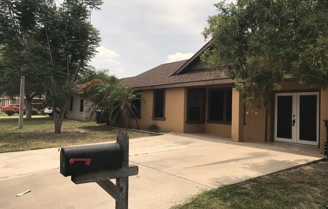 3 beds, 2 baths, $1,395