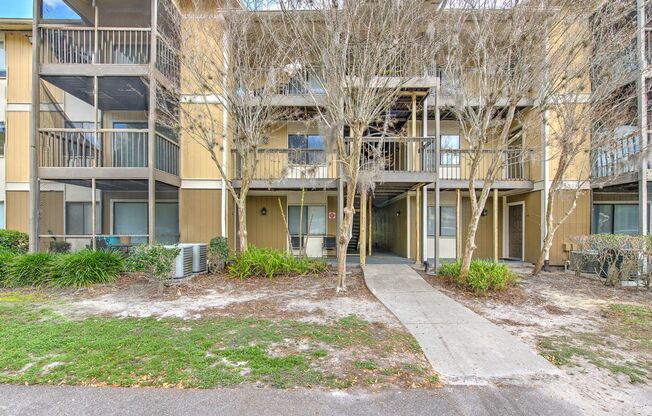 Nice and spacious condo on the 3rd with washer and dryer, near USF and I-75