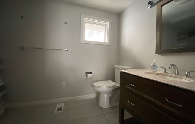 3 beds, 1 bath, $2,200, Unit Unit C