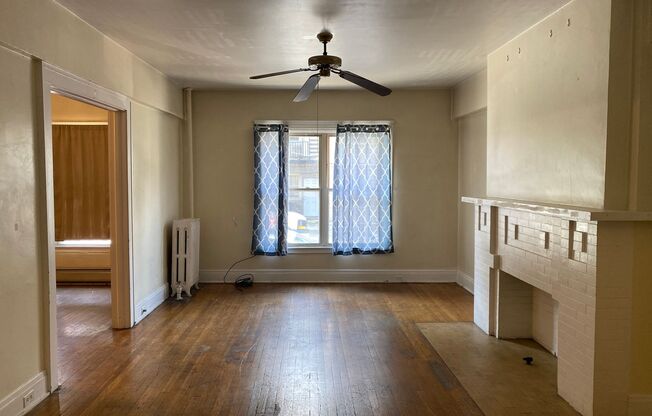 3 beds, 1.5 baths, $2,100, Unit 905 Maryland Apt 2