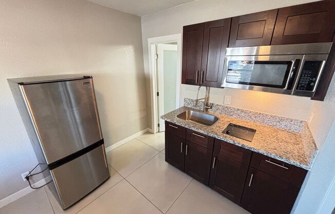 Gorgeous Studio home in Downtown Las Vegas! ALL UTILITIES INCLUDED!