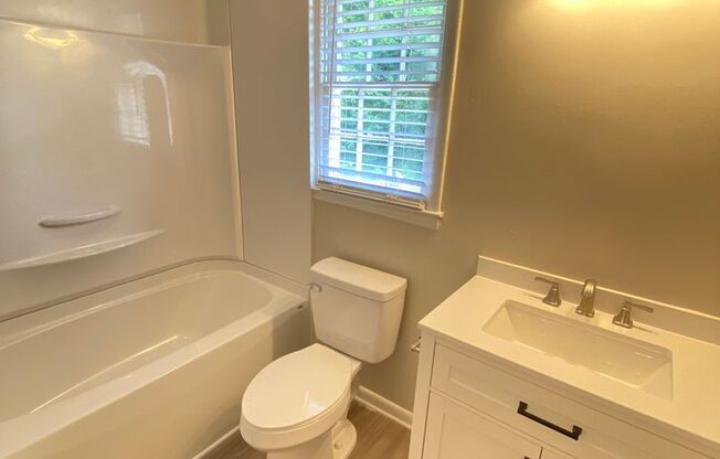 1 bed, 1 bath, 615 sqft, $1,000, Unit 841 Oakwood Villa