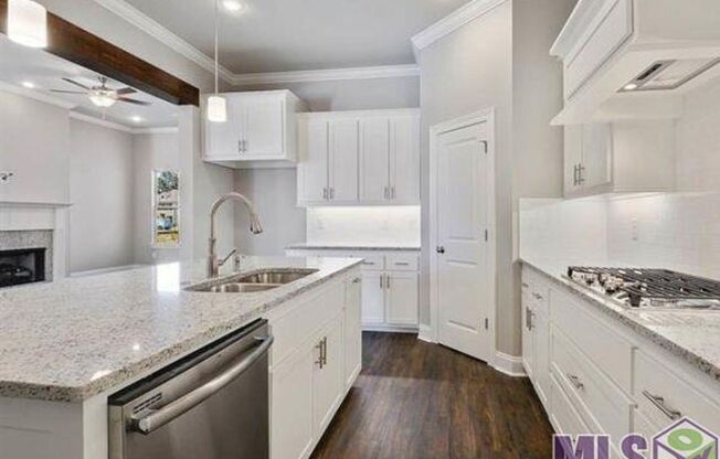 3 Bedroom House in Dutchtown |Community Pool