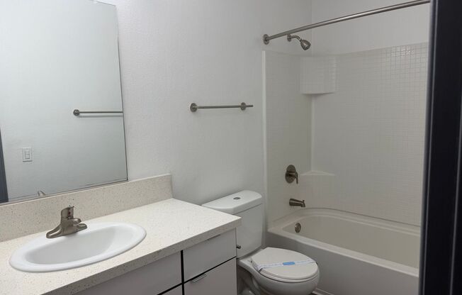 2 beds, 1 bath, 920 sqft, $2,815, Unit D011