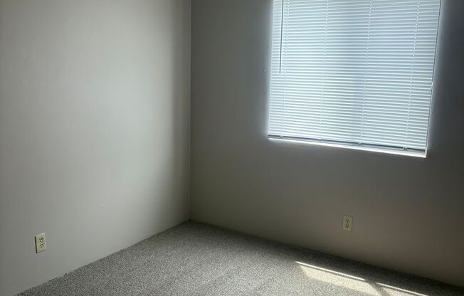 2 beds, 1 bath, 850 sqft, $1,150, Unit #14