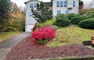 Charming Duplex 3 Bed 2 Bath w/ Double Car Garage and a Beautiful View in Portland!